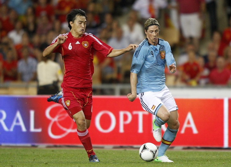 u8娱乐-14年前国足0-1西班牙!当时阵容:卡西、哈维出战,郑智等人先发